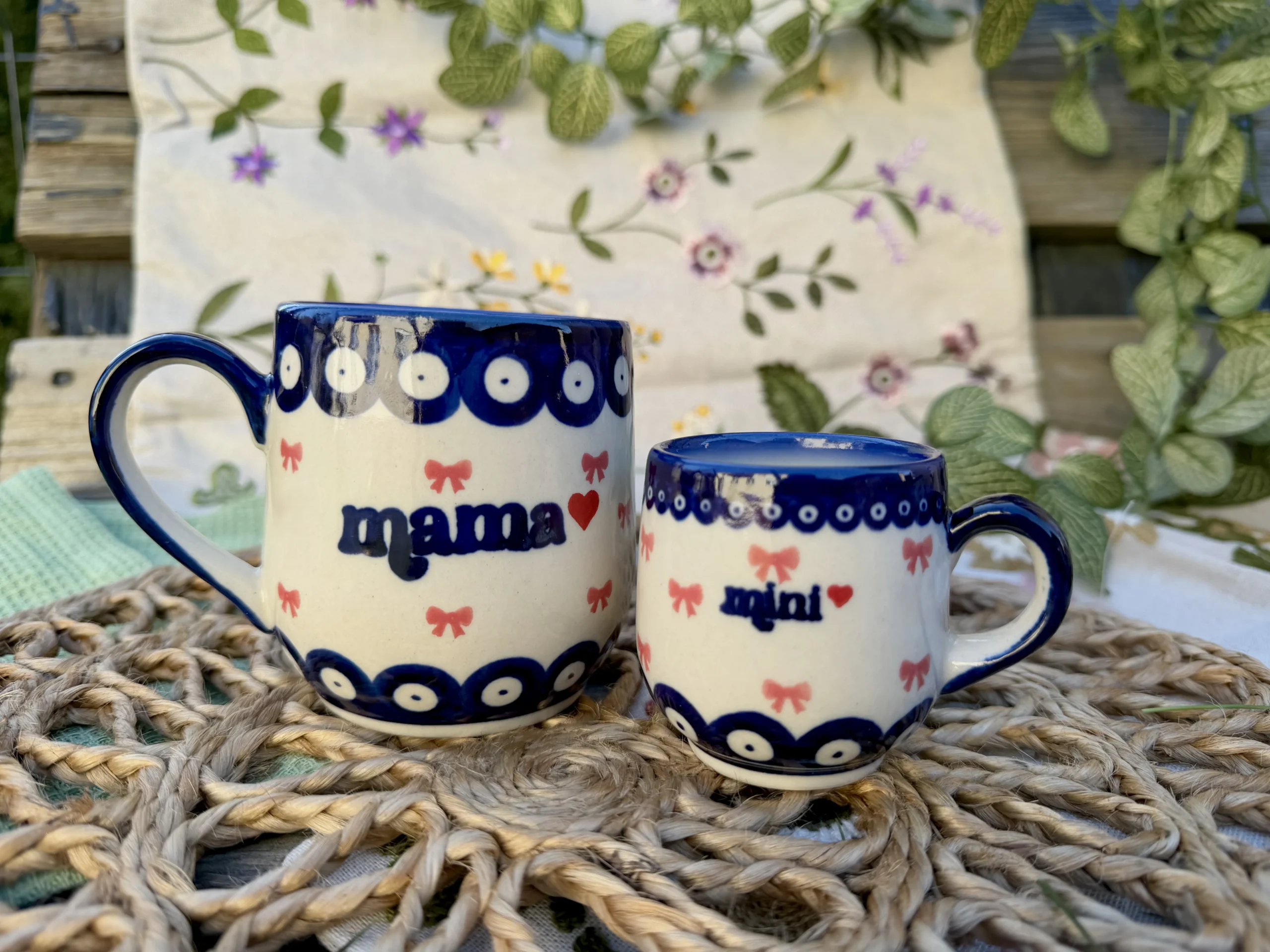Klasyczny kubek ceramiczny z Bolesławca w niebieskie wzory, ceramika artystyczna ręcznie malowana.