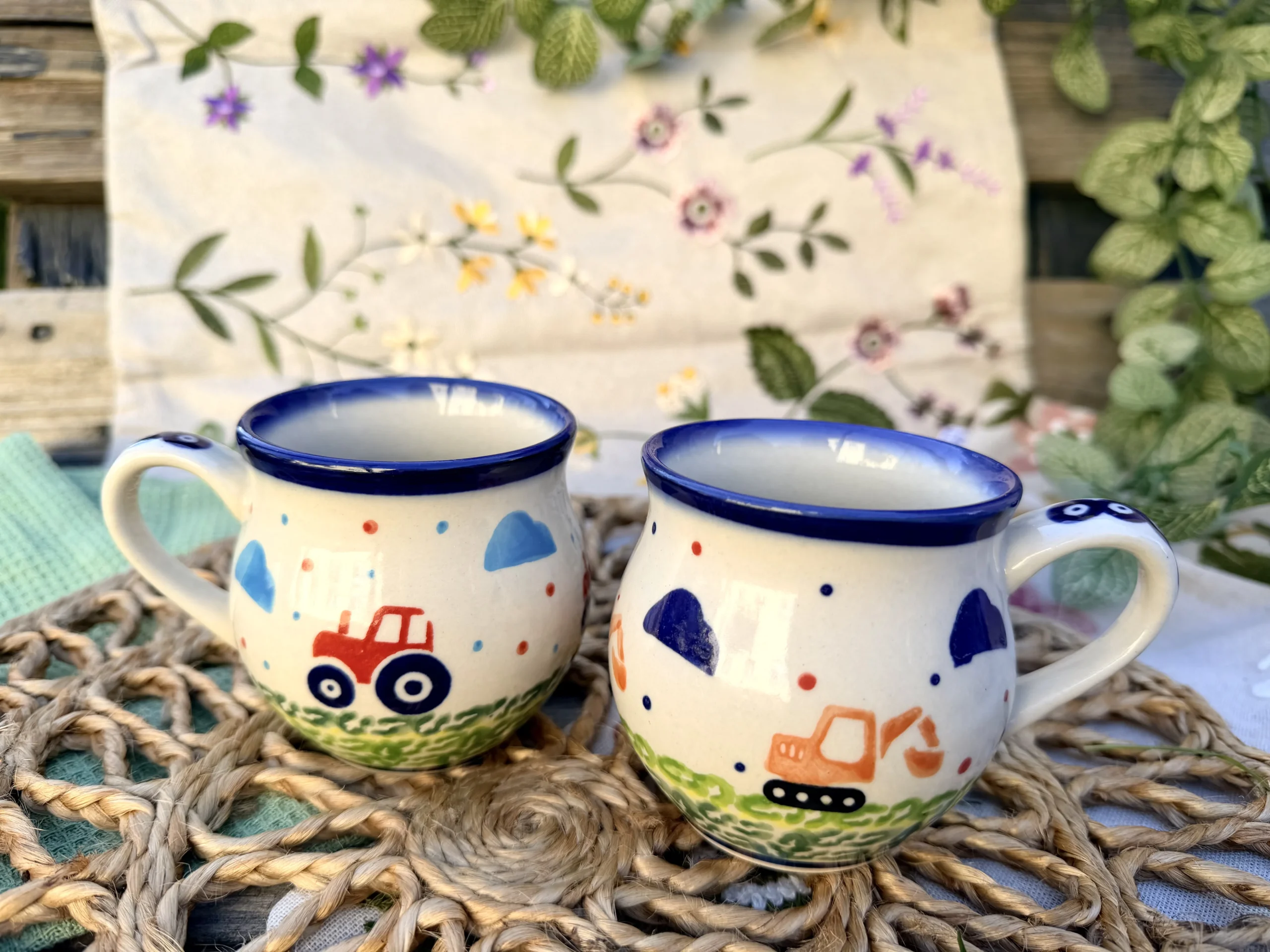 Kolekcja kubków ceramicznych z Manufaktury Bolea, unikalne wzory stempelkowe i wysoka trwałość.
