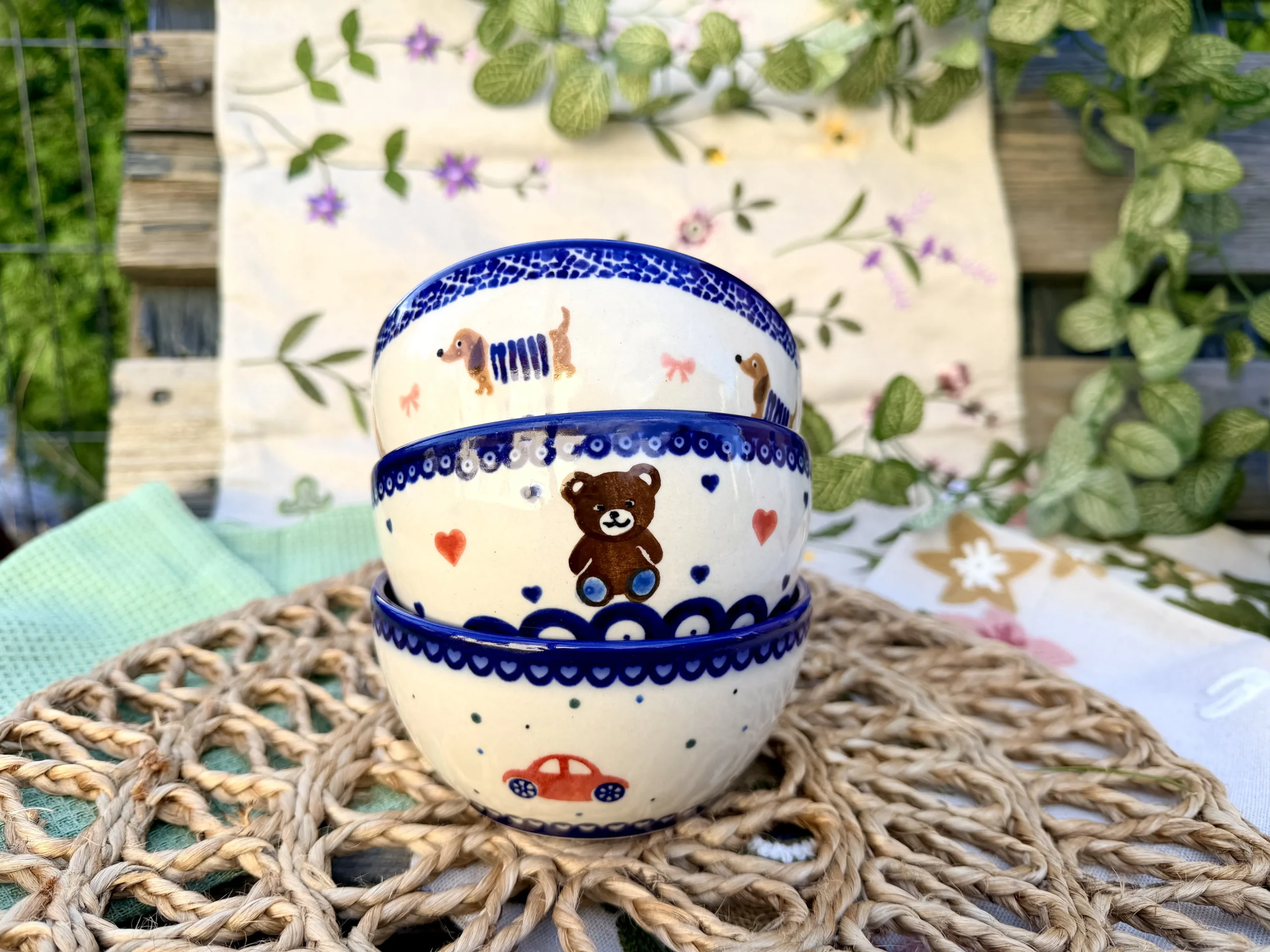 Zestaw ceramicznych miseczek bolesławieckich dekorowanych ręcznie tradycyjną metodą stempelkową.